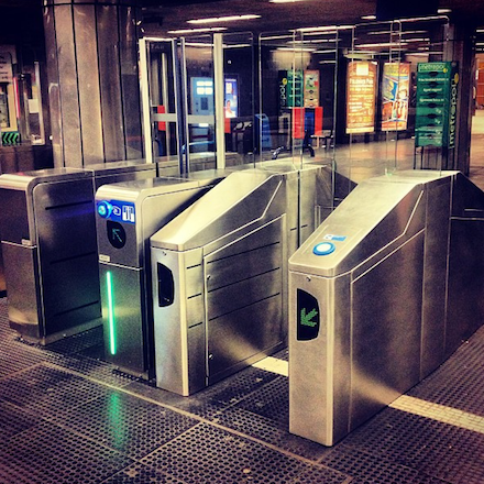 Metró beléptető kapuk a Corvin-negyed metrómegállóban