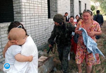 Orosz katonák a csecsenek által elengedett túszokat kísérik el a bugyonnovszki túszdráma során