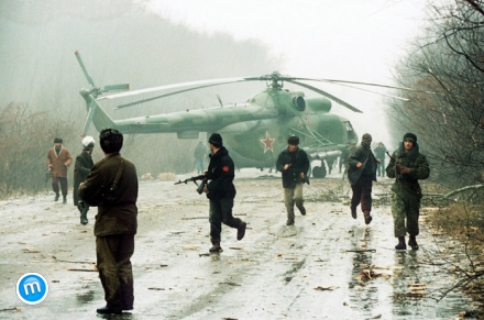 Egy csecsen lázadók által lelőtt orosz Mi-8-as helikopter egy Groznij melletti főúton, kényszerleszállás után.