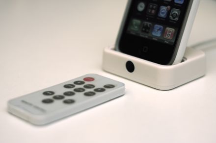 iPhone és iPod dokkoló távirányítóval
