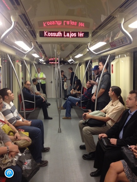 Új M2 Alstom metrószerelvény a Kossuth térnél