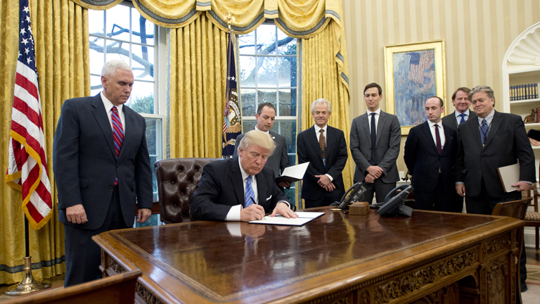 Trump aláírja az elnöki rendeletet az abortuszról
