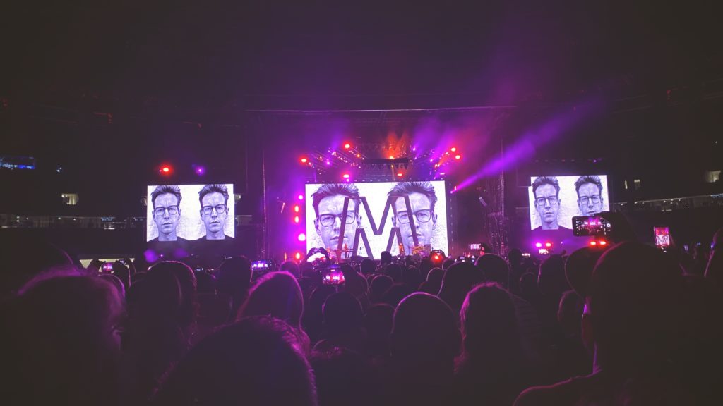 A Depeche Mode Memento Mori turné fellépése Budapesten, a Puskás Arénában, 2023. július 28-án.
