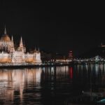 Díszkivilágításban az Országház, és trikolor színekben a Lánchíd