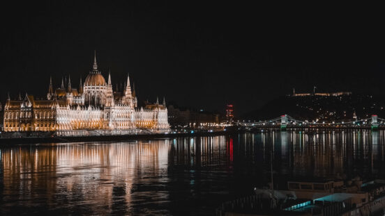 Díszkivilágításban az Országház, és trikolor színekben a Lánchíd